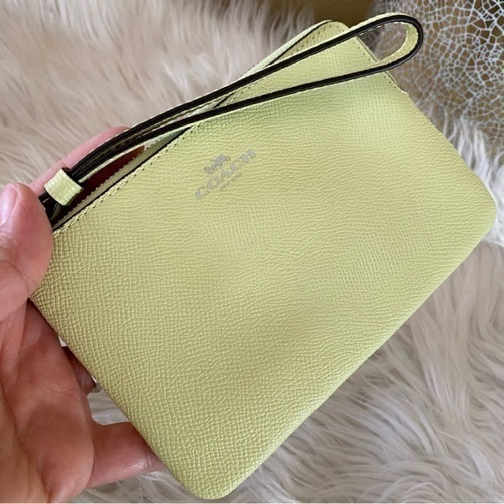 New coach wristlet - Picture 2 of 8